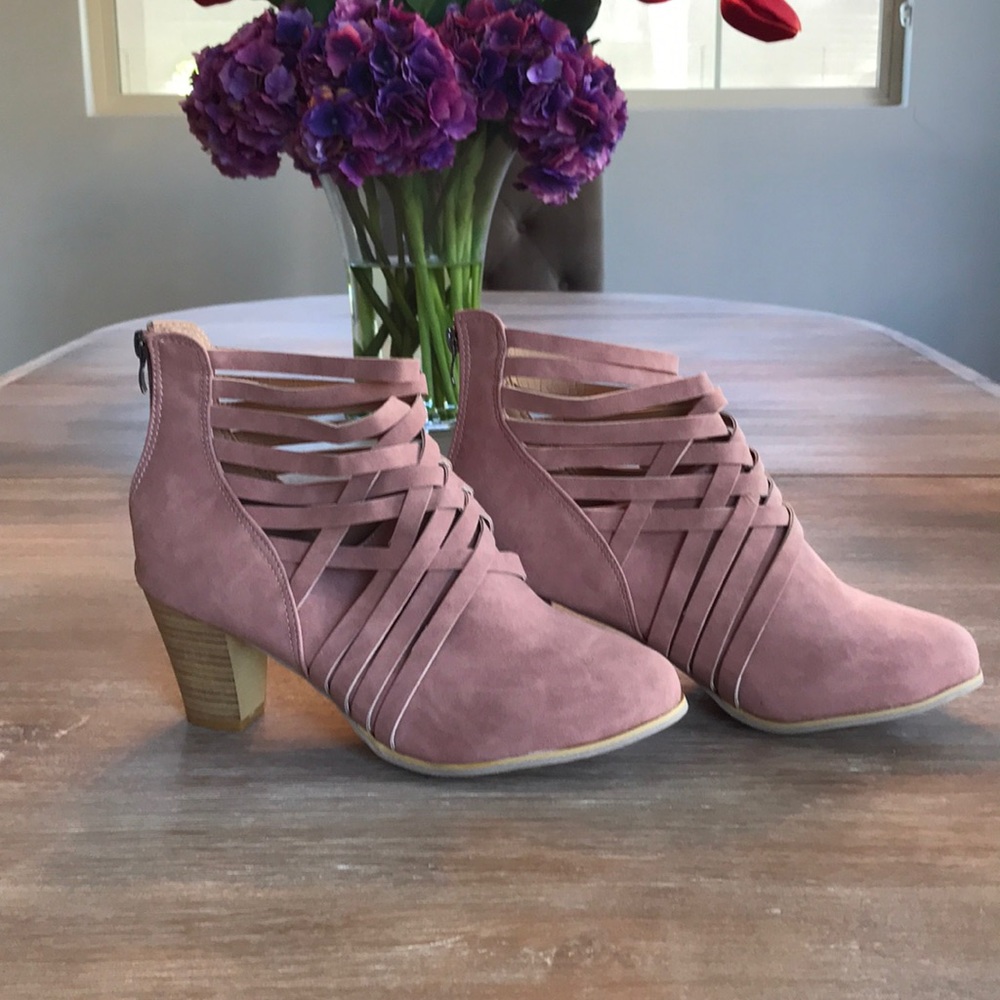 NWOT blush boots. Zippered back.